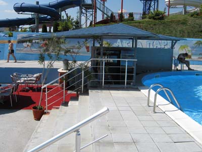 Bar pored rekreativnog bazena