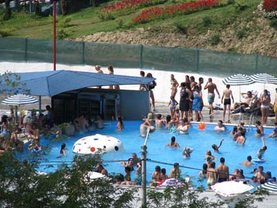 Bar pored rekreativnog bazena