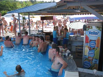 Bar pored rekreativnog bazena